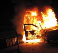 مواطنون يحرقون أكثر من 100 سيارة بحظيرة السيارات التابعة للجمارك بالجزائر