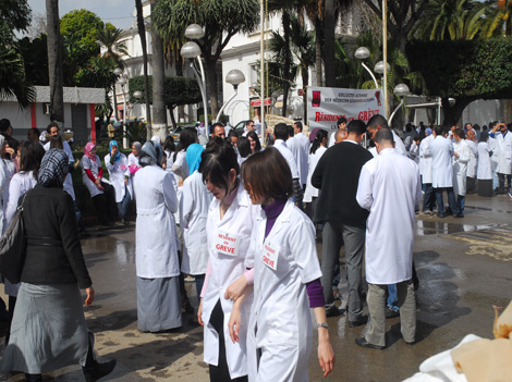 ترقية 300 ألف موظف في قطاع الصحة بالجزائر وإنهاء العقود المؤقتة