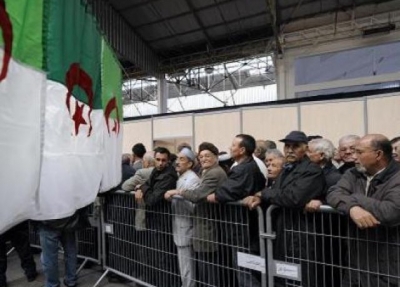 الجالية  الجزائرية تندد بتجاوزات مسؤولين في سفاراتها بالخارج