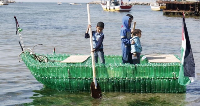 صناعة قارب من قوارير بلاستيكية بغزة