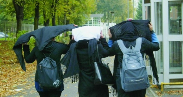 فرنسا: طرد تلميذة مسلمة من القسم بسبب تنورة طويلة