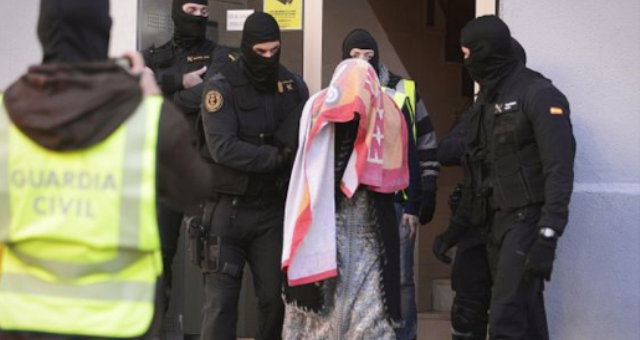 مثول أسرة مغربية أمام المحكمة في اسبانيا بشبهة الانتماء إلى شبكة ارهابية