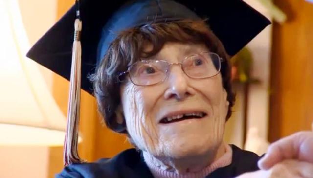بالفيديو.. أمريكية تنال الشهادة بعد 87 عاماً من تخرج زملائها