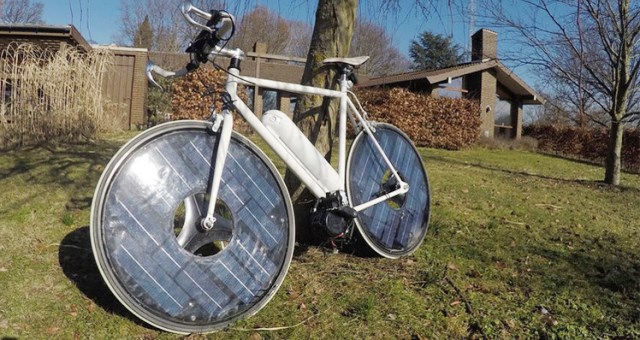 بالفيديو.. دراجة ذكية تعمل بالطاقة الشمسية
