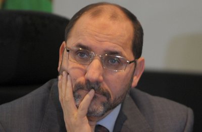 رئيس حركة مجتمع السلم الجزائري يقر أن النظام السياسي هو الخطر الوحيد على البلد