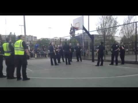 رجال الطوارئ ينقذون رجلاً يتدلى من حلقة كرة السلة ‏
