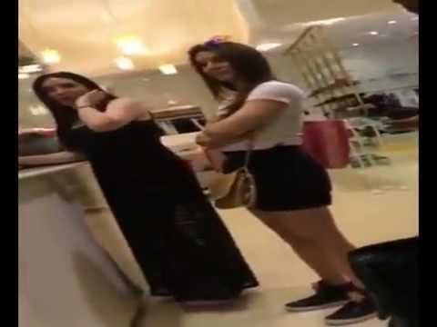 بالفيديو....سيدة خليجية تهاجم الممثلة عبير صبري بسبب ملابسها