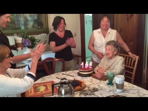 فيديو...سقوط طقم أسنان سيدة تحتفل بعيد ميلادها 102
