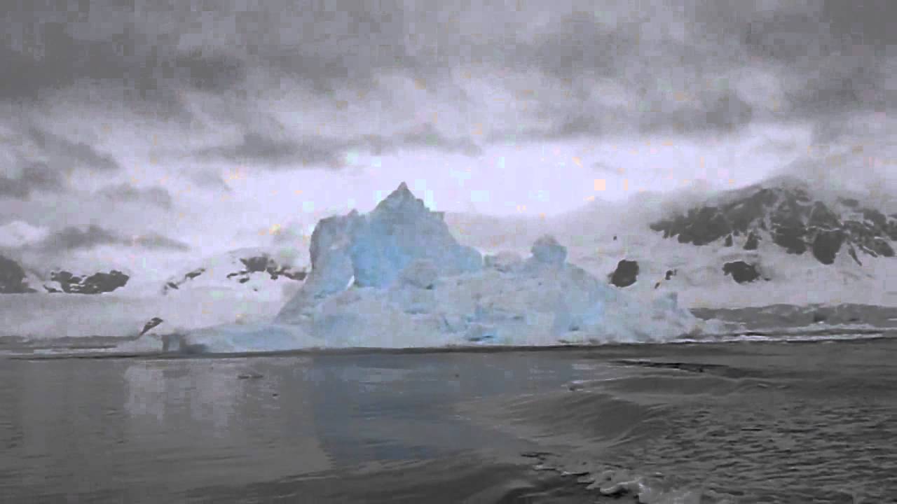 انهيار جبل جليدي امام اعين السياح في القطب الجنوبي