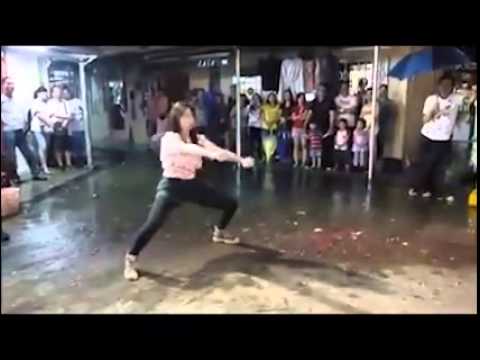 فيديو...فتاة تؤدي حركات قتالية