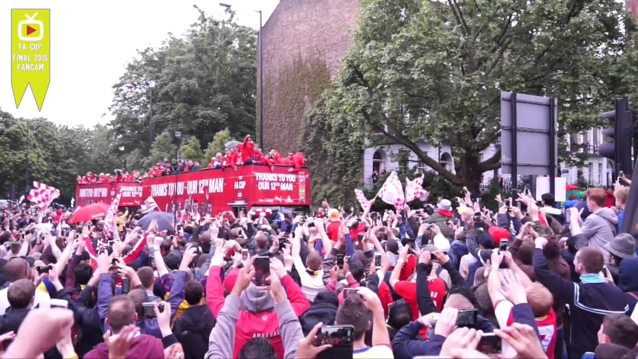 احتفالات لاعبي الأرسنال في شوارع لندن