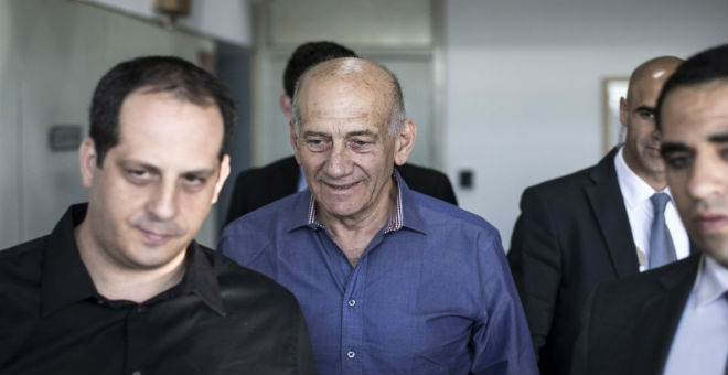 إسرائيل: 8 أشهر سجنا لإيهود أولمرت في قضية رشوة
