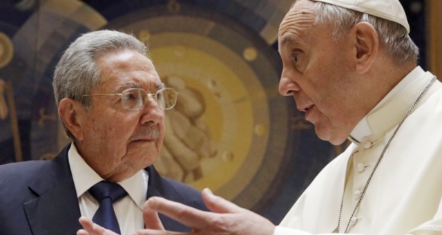 كاسترو: سأصلي اذا استمر البابا على نهجه!!!