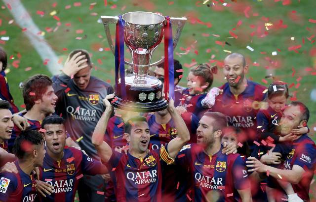 لاعبو برشلونة يحتفلون باللقب في الكامب نو