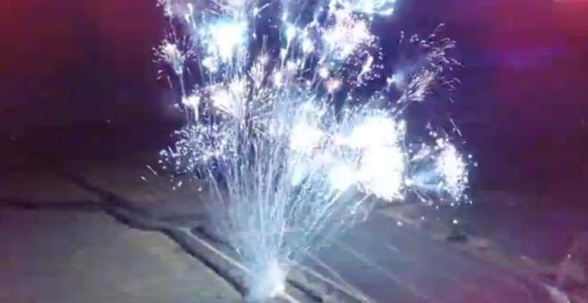 بالفيديو.. بريطاني يطلق 300 صاروخ احتفالاً بمليون متابع على يوتيوب
