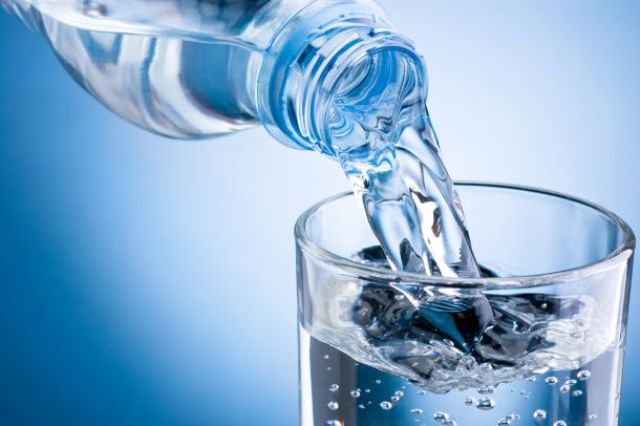 هل المياه المعدنية أفضل من ماء الصنبور النقي؟