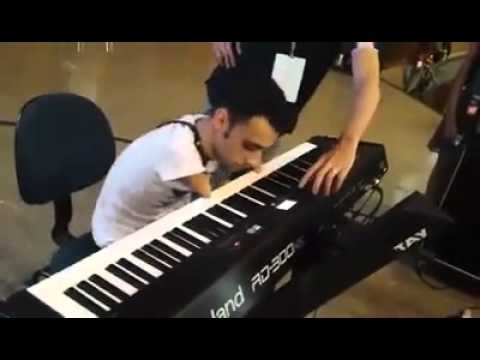 فيديو...شاب مبثور الذراعين يعزف على البيانو بمهارة