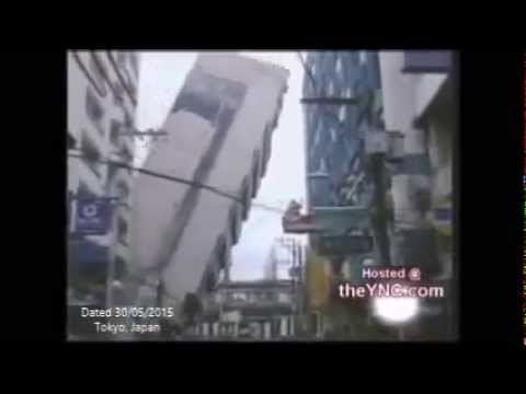 فيديو...لحظة سقوط عمارة سكنية على المبني المقابل