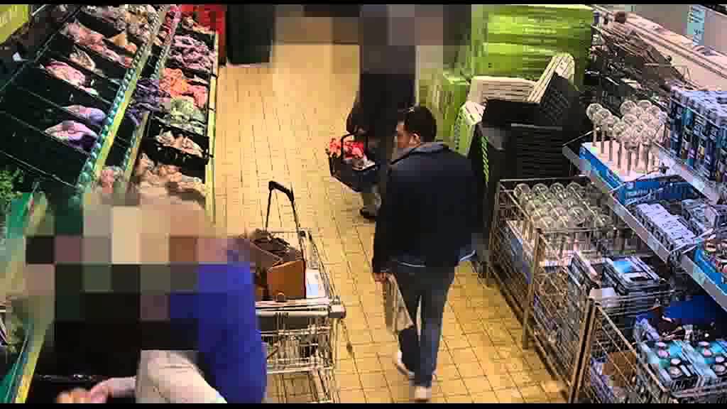 فيديو...شاهد كيف يسرق زوجان سيدة في متجر