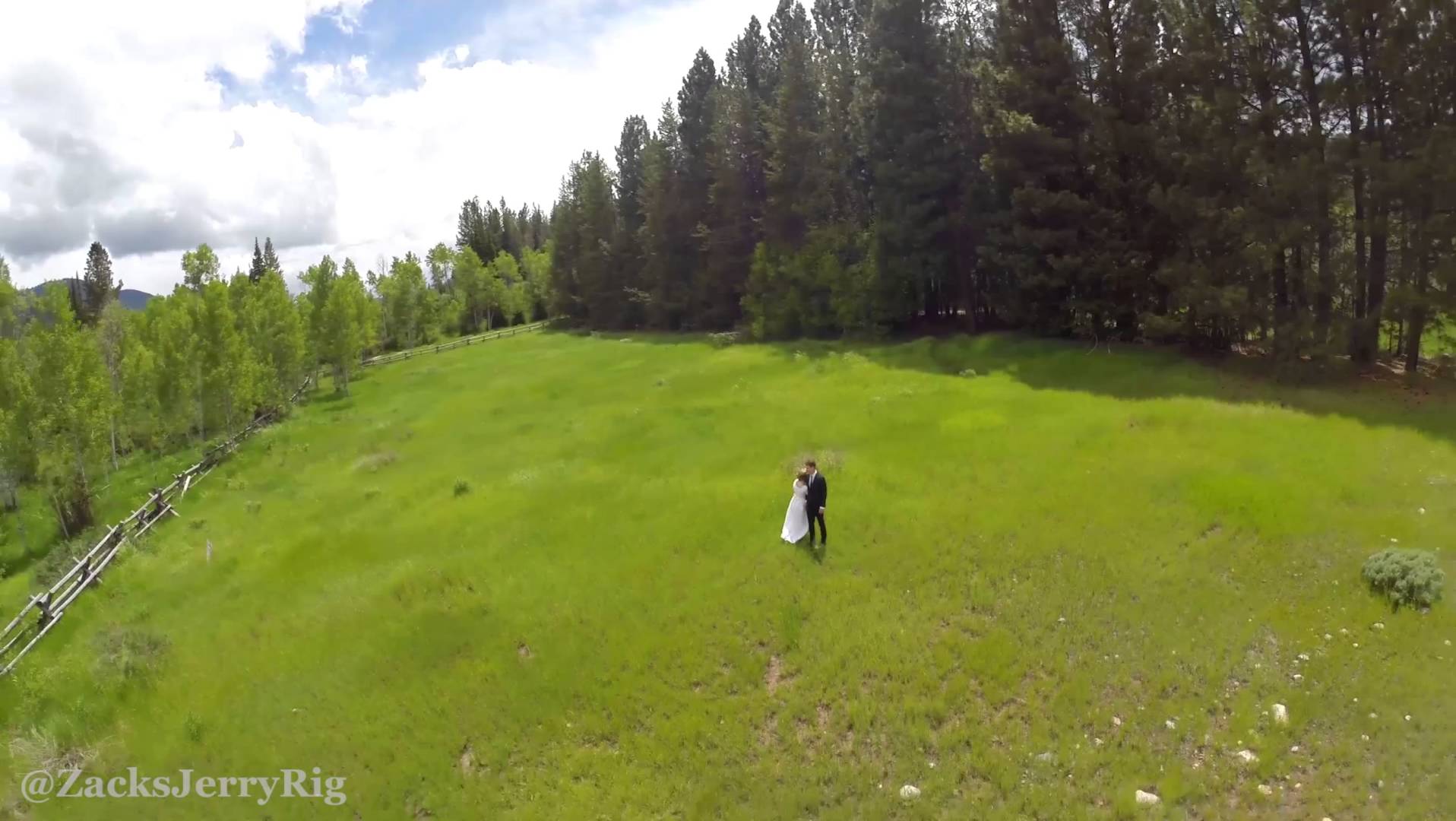 زوجان يستخدمان طائرة مُسيّرة لتصوير زفافهما