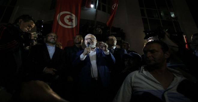 الغنوشي يدعو التونسيين للالتفاف حول الجيش