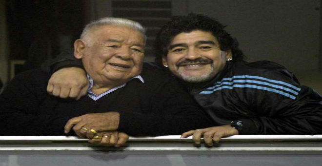 مارادونا حزين بعد وفاة والده في الأرجنتين