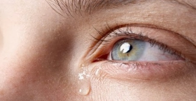 دراسة: الرجال يبكون عند الفرح أكثر من النساء