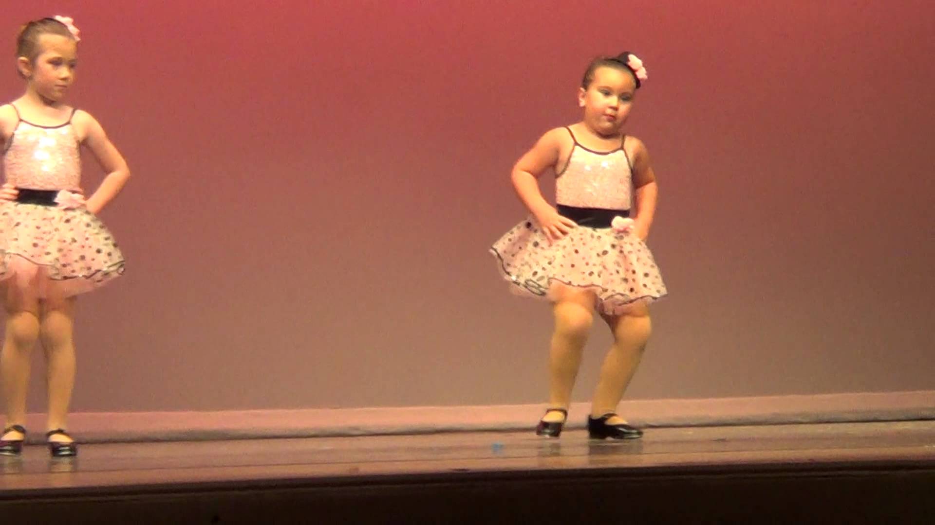 طفلة ترقص على أغنية 