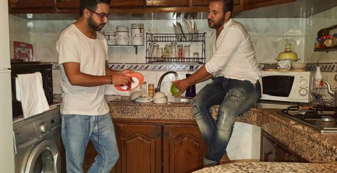 أحمد شوقي و إيكو ينظفان أواني الفطور