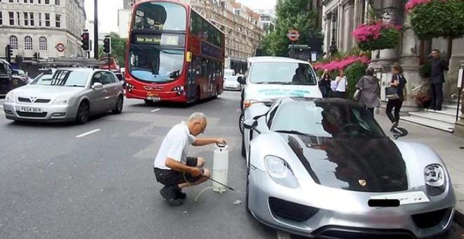 بالصور.. ملياردير يعطِّل المرور لغسل سيارته
