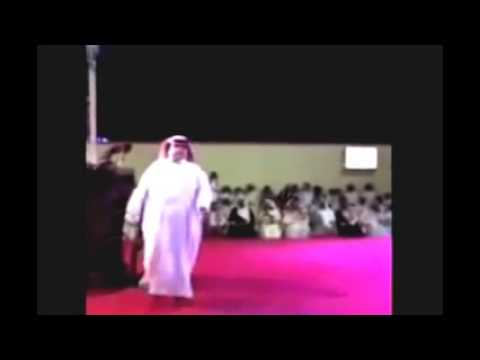 سقوط فنان سعودى على المسرح بعد إلقاء قصيدة