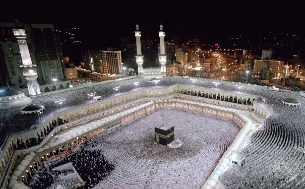 حوالي مليوني مسلم أدوا صلاة العيد بهذا المسجد