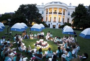 U.S. President Barack Obama (back C) and first lady Michelle Obama join Girl Scouts for a singalong during a camp-out on the South Lawn of the White House in Washington June 30, 2015. A group of 50 fourth-grade Girl Scouts plans to spend the night in camping tents on the lawn, a celebration of the scouting movement and the National Park Service centennial.  REUTERS/Jonathan Ernst - RTX1IIS2