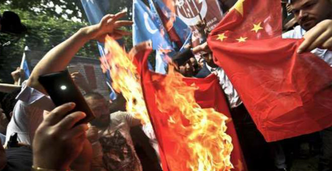 متظاهرون يحرقون العلم الصيني بسبب معاناة أقلية اليوجور المسلمة