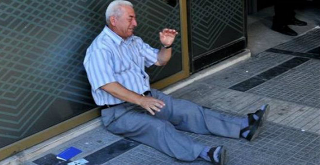 بسبب صورته العجوز اليوناني يتلقى مساعدات مالية سخية