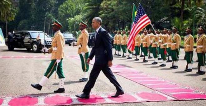 شاهد..اثيوبيا تستخدم سجاد الصلاة في استقبال أوباما