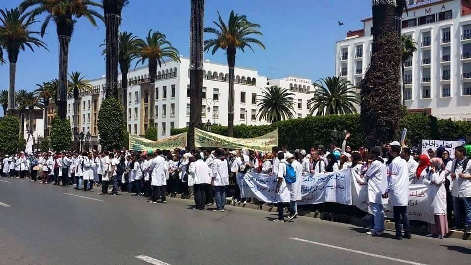 في مسيرة وطنية.. الممرضون المعطلون يطالبون الحكومة بالتوظيف