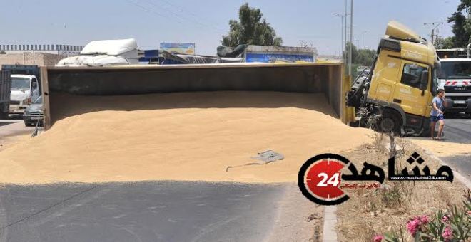 انقلاب شاحنة محملة بالحبوب في نواحي الدار البيضاء بسبب السرعة