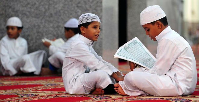 مشهد مؤثر..أطفال سعوديون يحاولون إقناع أجنبي بالإسلام