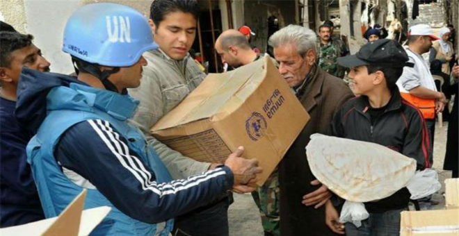دي ميستوريا يندد بعرقلة الحكومة السورية مرور المساعدات الإنسانية