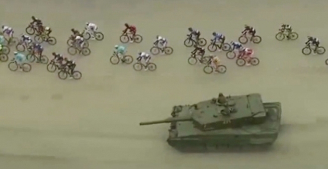 بالفيديو.. دبابة تشارك في سباق للدراجات الهوائية