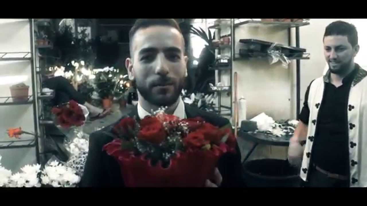 شاب مغربي يطلب يد أمريكية للزواج بطريقة رائعة