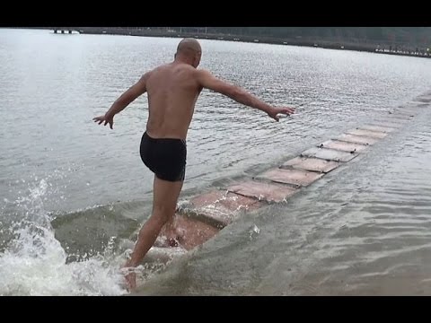 رجل صيني يجري فوق الماء لمسافة 125 مترا دون توقف