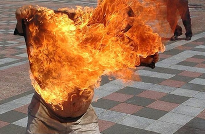 شابان يضرمان النار في جسدهما أمام منزل الوزير مبديع!