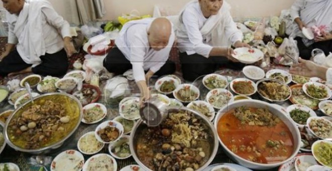 لن تُصدق.. كمبوديا تحتفل بمهرجان الموتى بموائد طعام خيالية