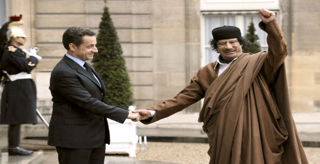 Image result for ‫برلسكوني يقبل يد القذافي‬‎