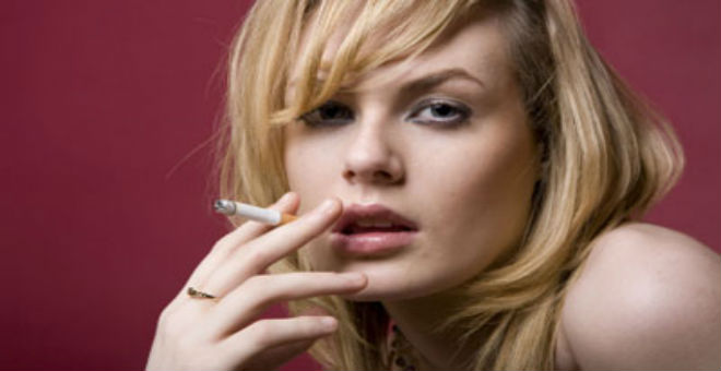 5 طرق تخفي اسمرار الشفتين بسبب التدخين