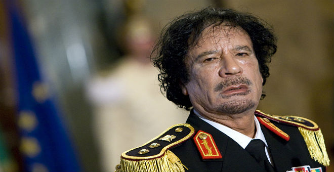 كاتب جزائري يتقمص شخصية القذافي