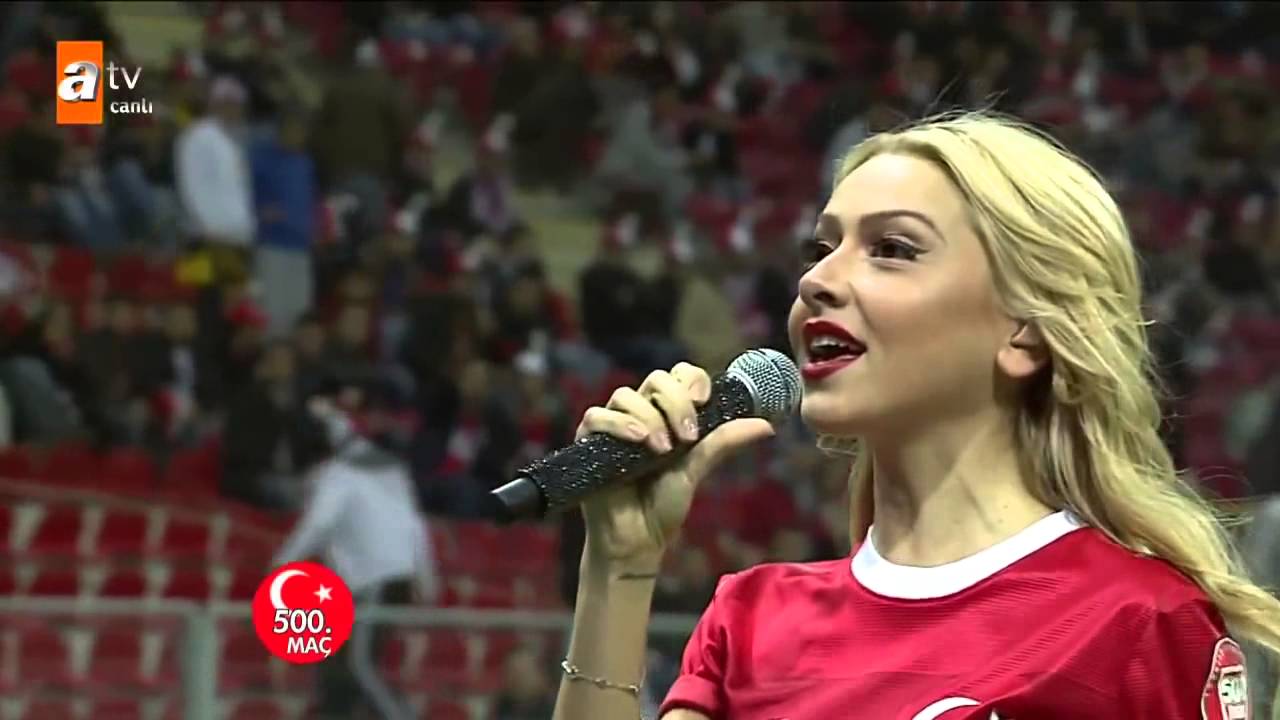 حسناء تركية تشعل الجماهير بالملعب الوطني بتركيا
