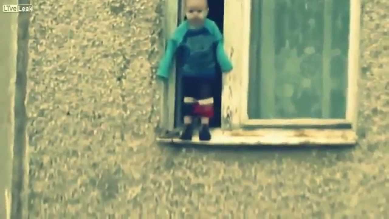 طفل يغامر بحياته ويلهو من نافذة الطابق التاسع